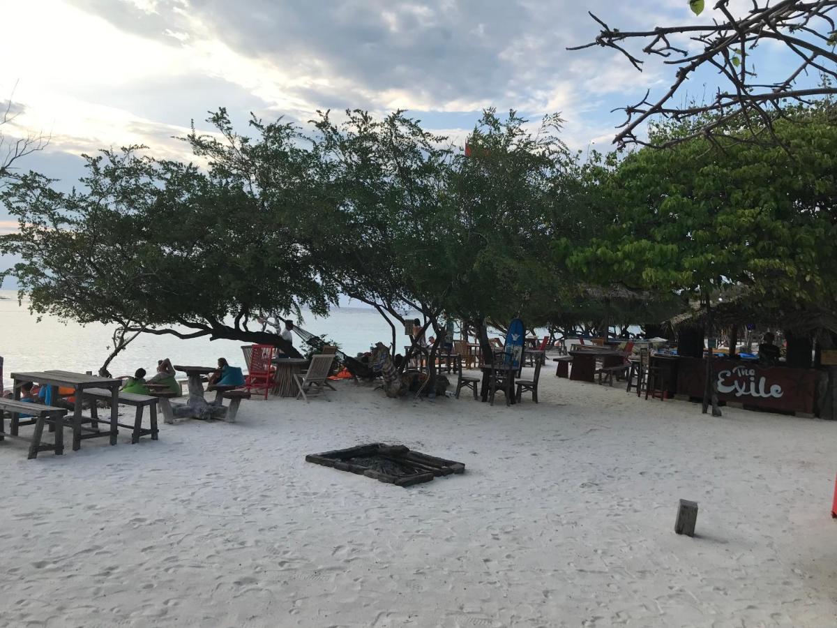 The Exile Sunset Bar & Bungalow Гили Траванган Экстерьер фото
