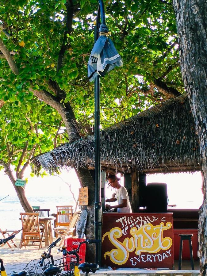 The Exile Sunset Bar & Bungalow Гили Траванган Экстерьер фото